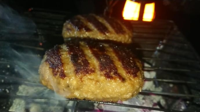 アウトドア　炭火焼　ハンバーグ　キャンプ飯　鉄板焼きハンバーグ　簡単　美味