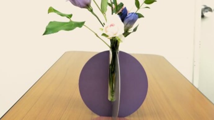 トルコキキョウを小型自由花花器に生ける
