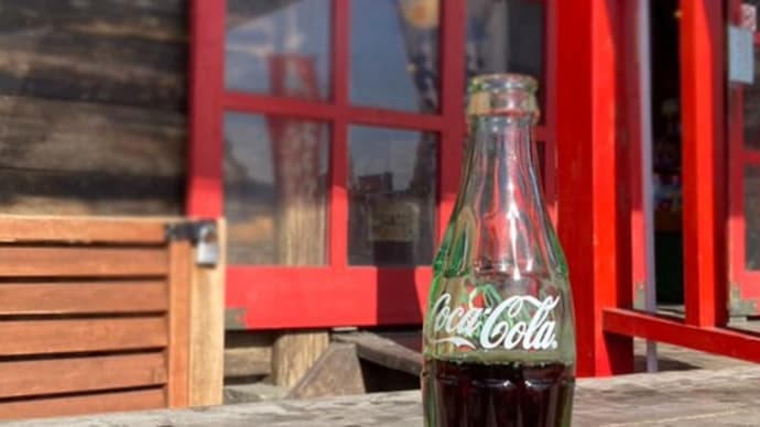 瓶で飲むコーラはなぜか美味い！？小田原早川漁村のレトロ自販機で懐かしの味を楽しむ。