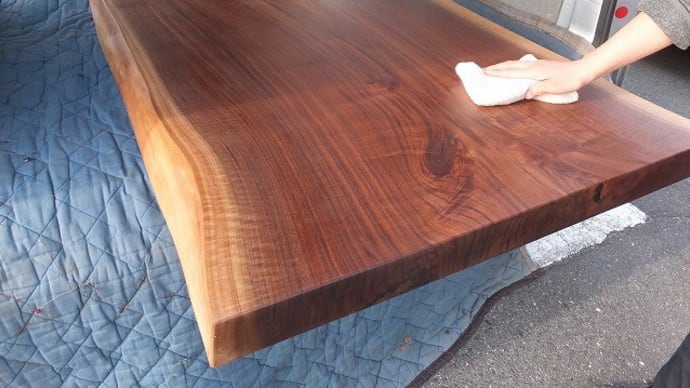 ７９、【お客様のお宅へお届け前】表情の豊かなウォールナットの一枚板テーブル。オイルメンテナンスをが出来ました。一枚板と木の家具の専門店エムズファニチャーです。