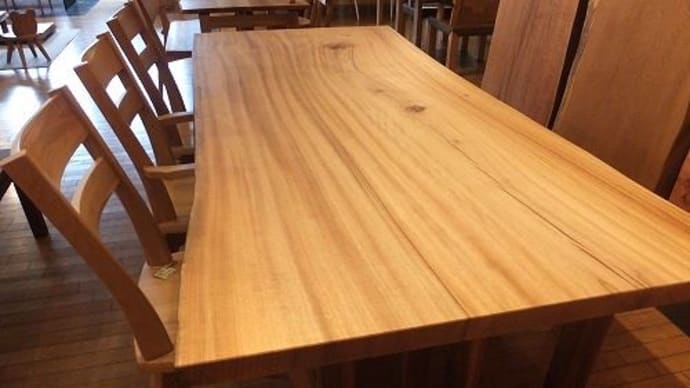 ４７０、【人気の樹種の１つ】クスノキの一枚板テーブル。いろんなお部屋に、とても合わせやすいのも魅力の１つ。 一枚板と木の家具の専門店エムズファニチャーです。