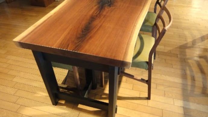 木の家具、一枚板テーブル。サマーセールの準備中。7月5日から開催です。