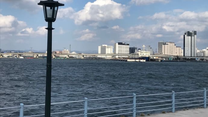 雲浮かぶ今春初のみどりの島