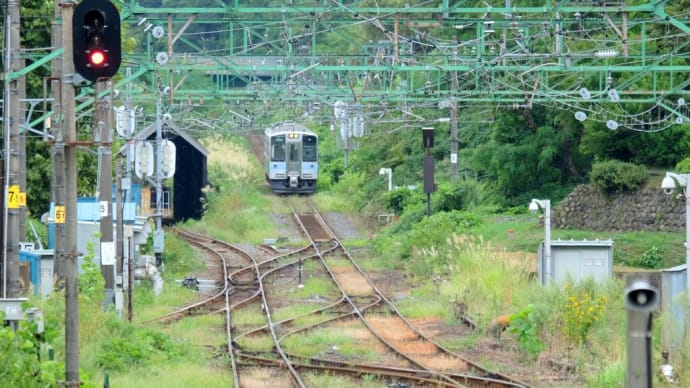 妙高山の麓・・・えちごトキめき鉄道・・・二本木駅・・・スイッチバック式線路を電車が走る