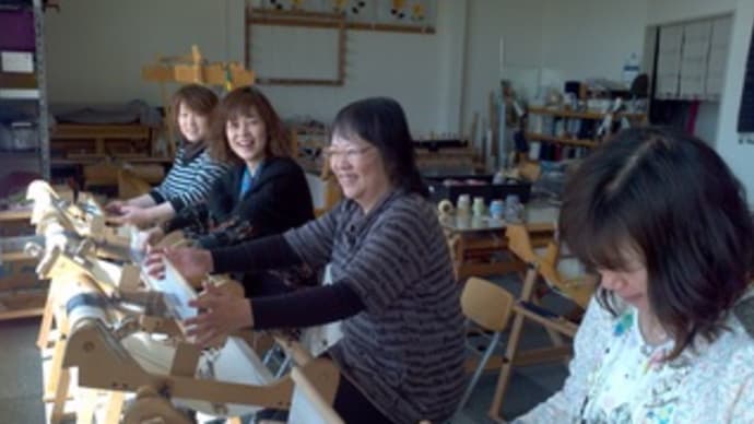 TCC・竹島クラフトセンター、仲良しさん４人が手織り体験にやって来た。