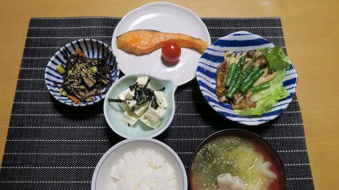 和定食、焼き魚・・・炊屋食堂の鉄板メニュー・・・昭和の味。