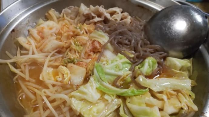 糸蒟蒻と蒟蒻麺と野菜のキムチ鍋
