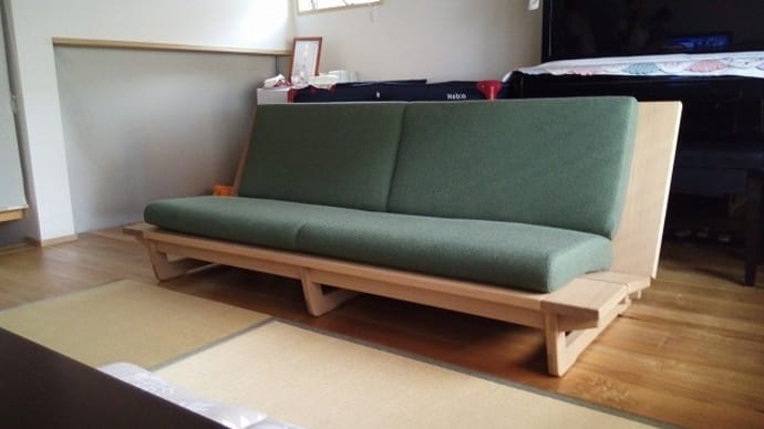 ２３８、【木枠フレームソファーお届け】木枠フレームの美しさに、日本の美意識がある。ロースタイルソファーは日本的。一枚板と木の家具の専門店エムズファニチャーより。