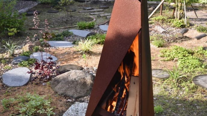 ティピの火入れ式は建築端材だった!