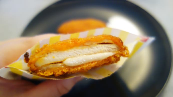 ファミチキの「チーズタッカルビ味」を食べてみた