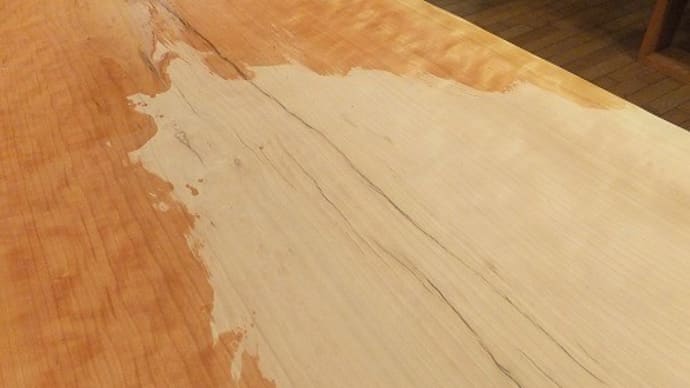 ５７９、これから劇的に色合いが変わっていきます。アメリカンチェリーの一枚板テーブル。一枚板と木の家具の専門店エムズファニチャーです。