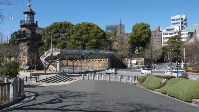 ２月の北の丸公園：靖国神社正門入口から靖国通りを歩いて九段坂下交差点前へ　ＰＡＲＴ１