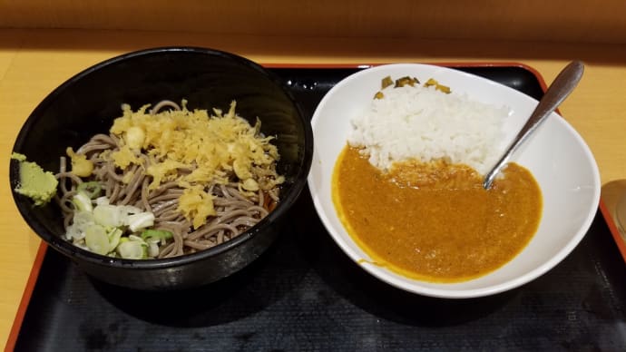しめは「半よもだカレー半たぬき(冷やし)セット」560円