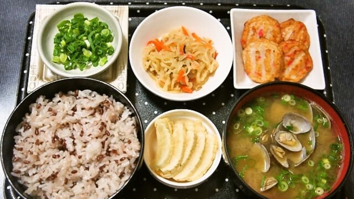 家で朝ご飯(赤米入りご飯に紅しょうが揚、切り干し大根、納豆、あさり汁、七味だいこん)(2021年12月19日)