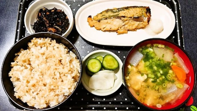 家で朝ご飯(発芽玄米ごはんに銀ヒラスの西京漬、ひじき煮、河豚汁、かぶときゅうりの漬物)(2022年12月13日)