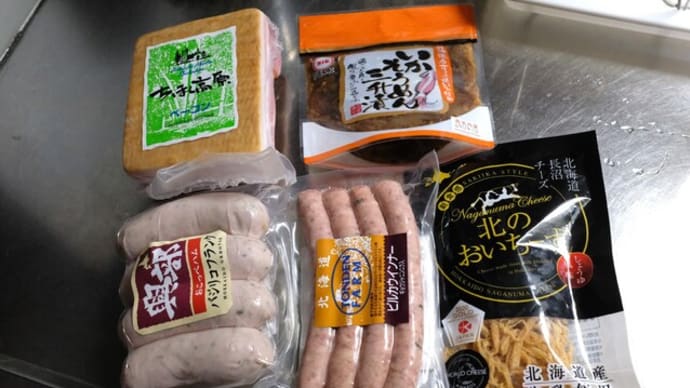 ウチ食べしま専科:東京駅八重洲地下街の『北海道フーディスト』で仕込んだおこっぺのバジルフランク・ちほく高原のベーコン・とんでんのピルカウインナーを大変おいしく頂きました!