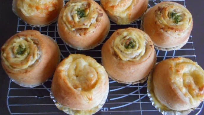 全粒粉のチーズオニオン&ツナマヨロール