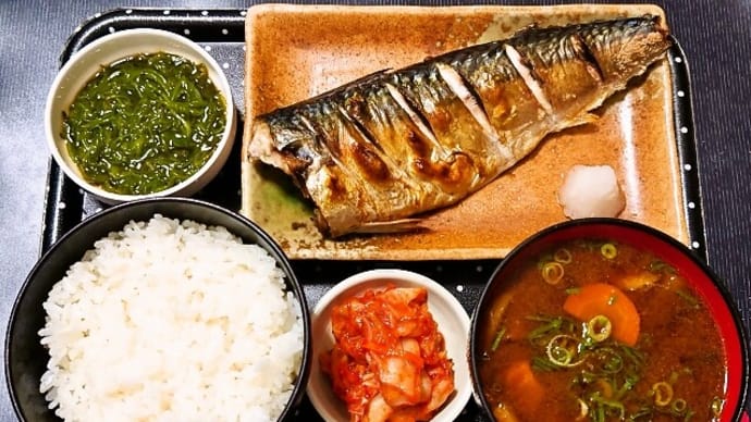 家で朝ご飯(ごはんは千葉県産粒すけ、焼鯖、めかぶポン酢、鶏のカレー味噌汁、キムチ)(2023年10月21日)