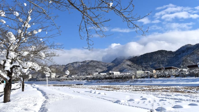 2月の青空、雪の河川敷。