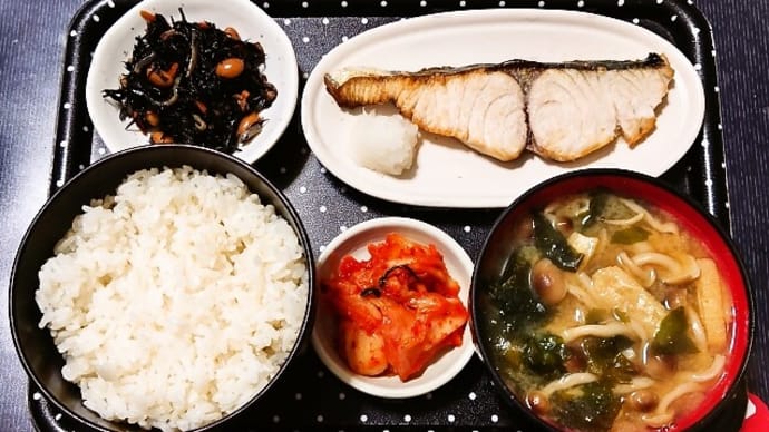 家で朝ごはん(ごはんは福島県産福笑いにサワラの藻塩焼、ひじき煮、シメジの味噌汁、キムチ)(2023年3月25日)