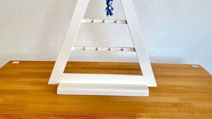 新作:三角形のディスプレイ棚