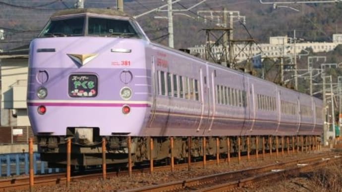 岡山の列車（スーパーやくも色特急やくも）