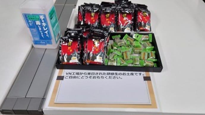 出社してベトナムのソフトキャンディ食って展示会行きながら釜めし食って晩はイシイのチキンハンバーグトリビュートな例のやつなので昼夜鶏