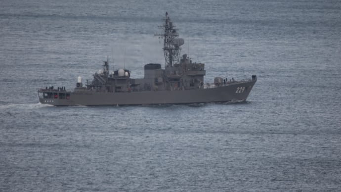 護衛艦あぶくま DE-229あぶくま 夕暮れを航行