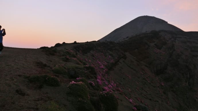 ３１日．朝焼けに映えるミヤマキリシマを見に高千穂峰へ