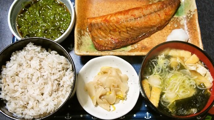 家で朝ご飯（サバの漬け焼き(うま辛漬け)にめかぶポン酢、油揚げとワカメのみそ汁等）（2020年5月16日）