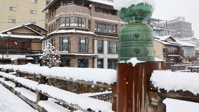 京都・雪「三条大橋」擬宝珠