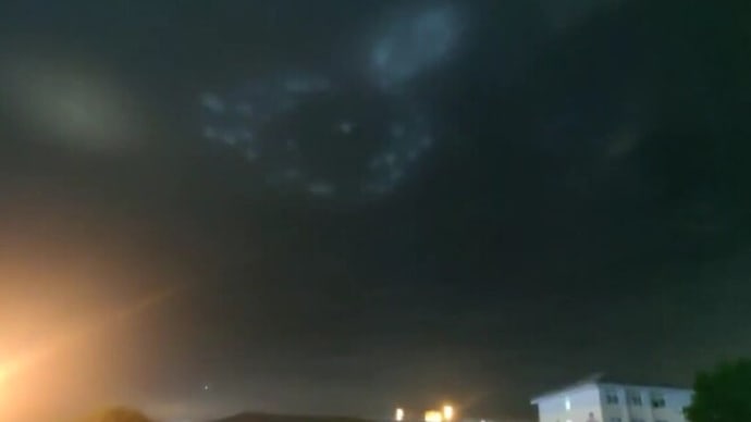 「空に浮かぶ龍」「正体不明の発光体」 中国各地で続く異常現象