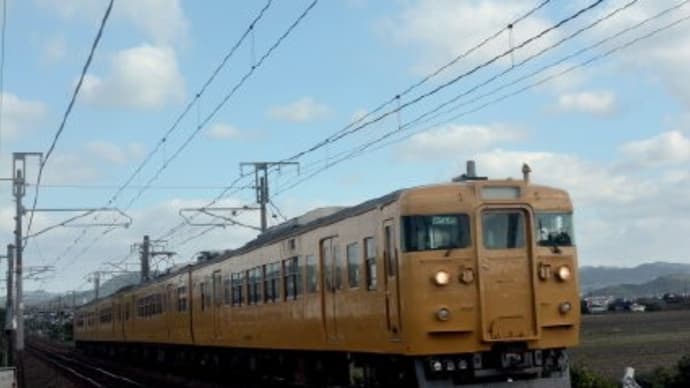 山陽本線115系N編成　白い雲と白っぽい電車　2023-11-19