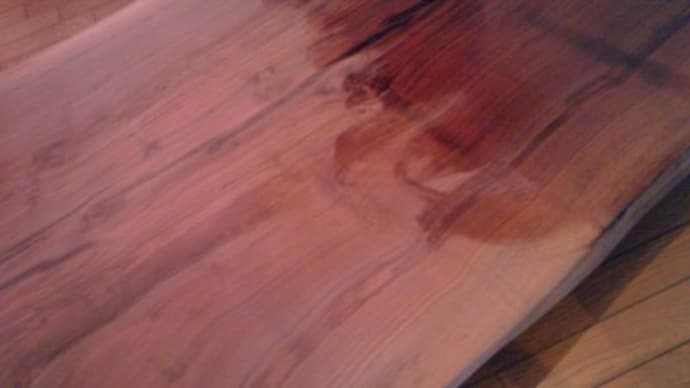 一枚板、無垢テーブルのオイルメンテナンスを、これから更に乾燥する季節を前に。エムズファニチャーです。