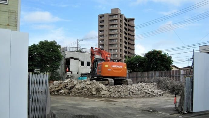 藤原養蜂場旧本社等解体作業中
