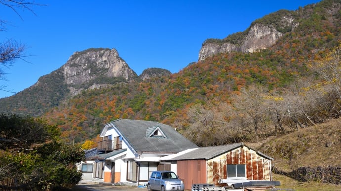 行縢山の山麓、里山の小さな集落に晩秋の彩り