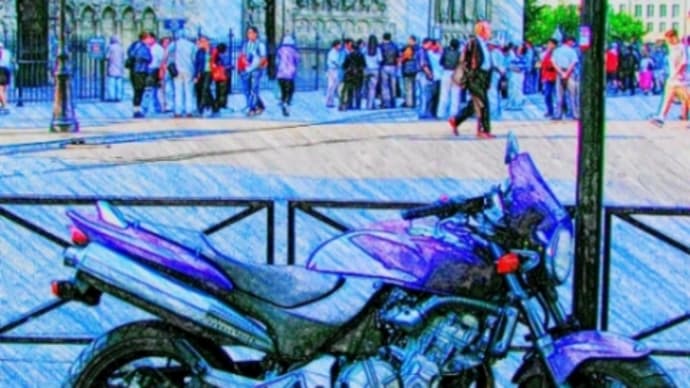 色鉛筆　ノートルダム寺院前のバイク