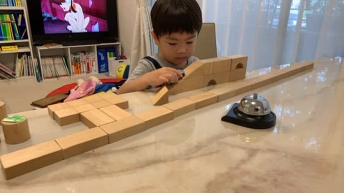 積み木で、点字ブロックの道路と坂道を