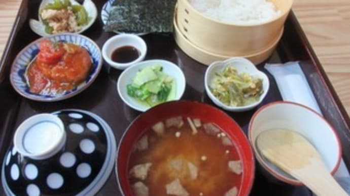 「otomo.（おとも）」、8月14日のご飯セット600円は、ミニハンバーグトマトソース、豚とピーマンのソース炒め