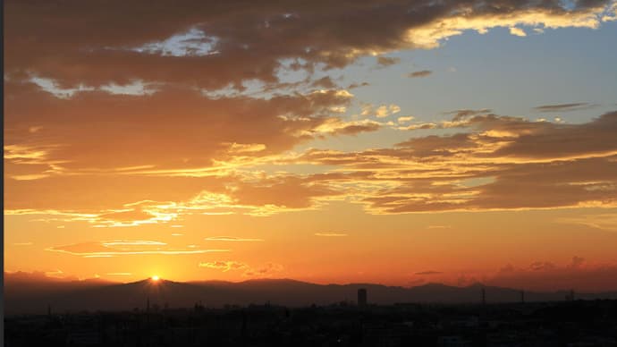 沈む夕日は、きょうの終わりを告げ、夜のとばりを招き、明日の楽しみをプレゼントしてくれます!