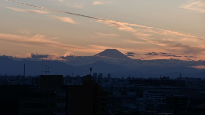 夕方の富士山。鬼滅ジョットと上弦の月。