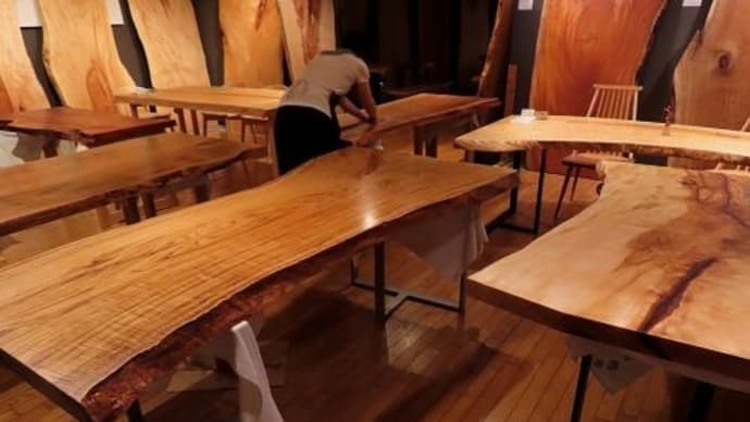 1944、今日の仕上げ作業は、夕方から開始です。一枚板と木の家具の専門店エムズファニチャーです。