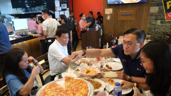 ドゥテルテ前大統領の昼食はピザ