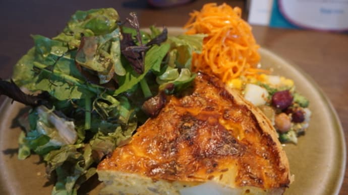 ミモロのおすすめランチ。西陣のビル1階にある「cafe marble 智恵光院店」。ボリュームたっぷりのキッシュ