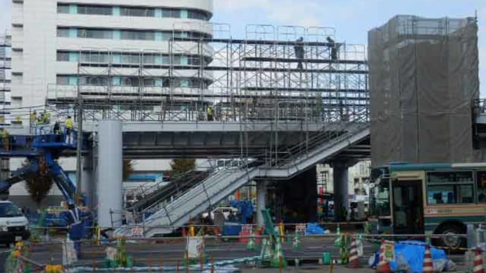 川越駅西口３６・ひな檀のような足場と階段の白い屋根