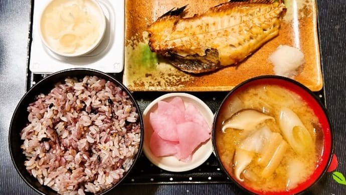家で朝ごはん(十五穀ごはんに赤魚の開き、納豆、野菜と油揚げのみそ汁、岩下の梅しそ大根)(2023年4月23日)
