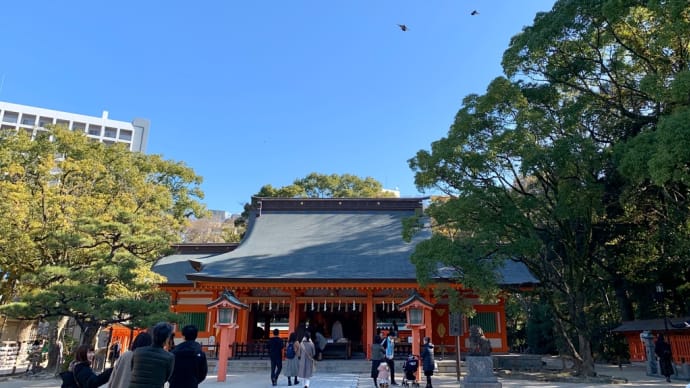 「青空と社殿が映える。」住吉神社に初参拝