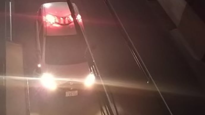 一体何が起こったのか。駒川の自宅マンションの前にかれこれ1時間以上、現在もパトカー1台・救急車1台停車中。たまに聞こえる警察無線では右手首うんぬんと。