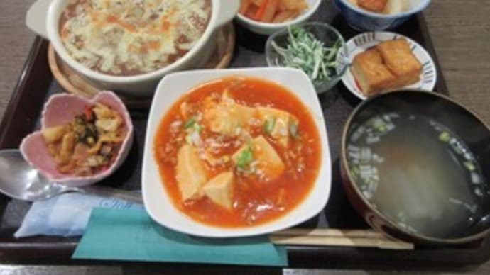 「食事と喫茶もとまち」、メイン2品が選べる、コーヒー付き日替わりランチ800円に、プラス200円でケーキ付!