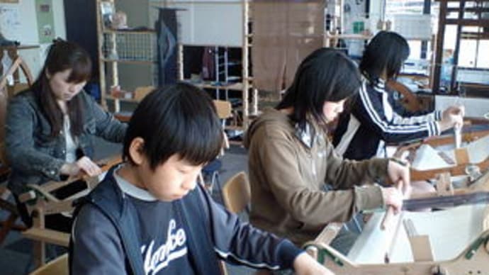 TCC・竹島クラフトセンター、みんなで手織り体験